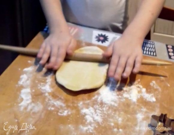 Раскатываем тесто, посыпая мукой.