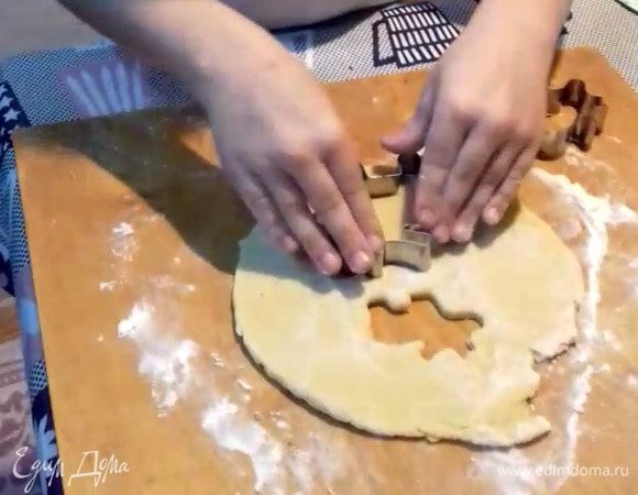 Вырезаем формочками печенье и раскладываем их на противень.