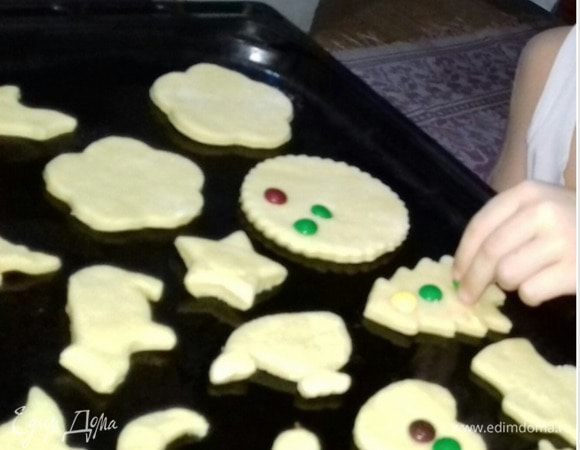 Украшаем по желанию и выпекаем минут 10–15 при 180°C. Время выпечки зависит от толщины печенья и вашей печки.