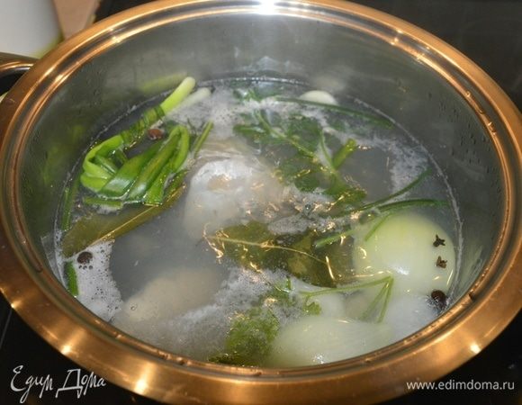 В кипящую воду добавляем все, кроме масла, половины укропа и петрушки, а также пшена. Огонь средний. Количество соли — по вкусу. Варить до готовности минут 30–35, иногда перемешивать. Пенку по мере образования убирать. Пока готовится бульон, нарезать оставшуюся зелень. Пшенную крупу хорошенько промыть.