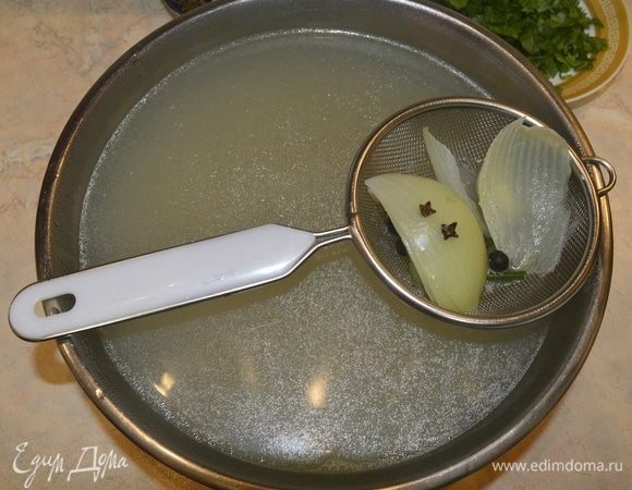 Процедить бульон через сито.