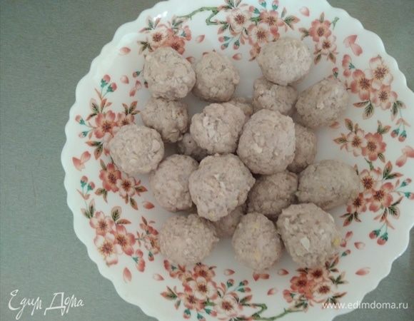 Воду посолить, довести до кипения. Из фарша сформировать маленькие фрикадельки и отварить их 5 минут. Переложить на тарелку.