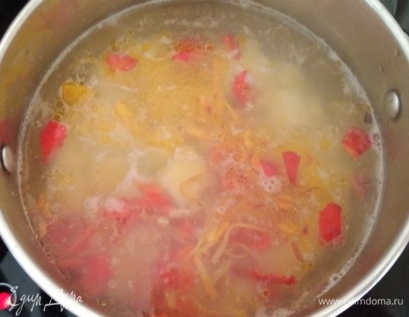 В кастрюлю , где варились фрикадельки, добавить нарезанный картофель. Варить 5 минут, добавить зажарку, кубики тыквы и варить до готовности.