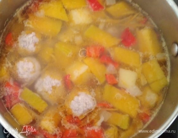 По вкусу добавить специи и отварные фрикадельки. Осенний суп готов!