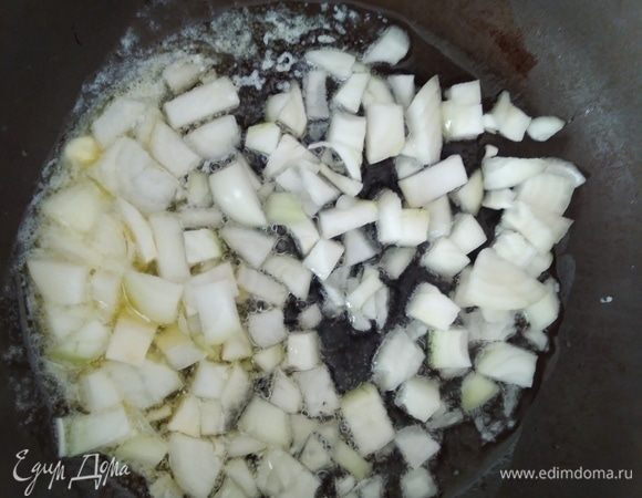 Разогреть оба вида масла в сковородке. Обжарить лук, нарезанный кубиками, 5 минут. Чеснок нарезать мелко, всыпать к луку, готовить еще 5 минут на среднем огне. Остудить.