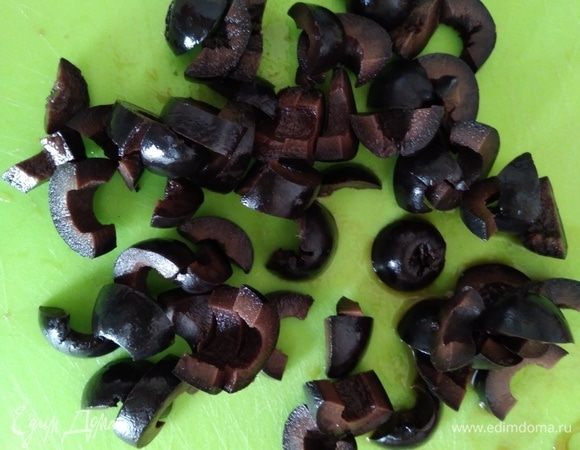 Маслины нарезать мелкими кусочками.