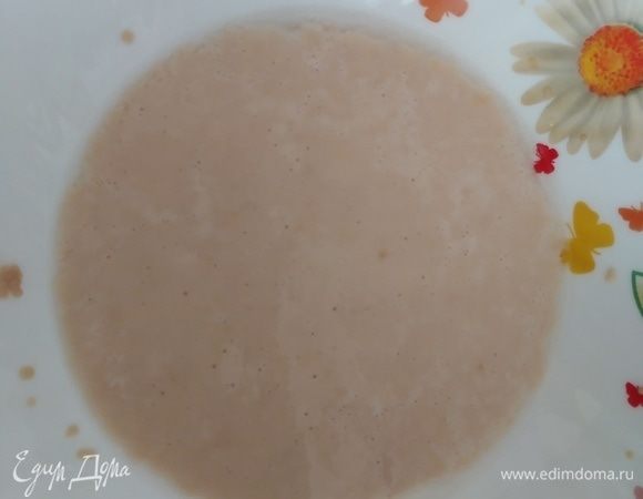 Дрожжи активизировать. Всыпать в миску дрожжи, залить теплой водой (85 мл). Оставить на 10 минут. Должна появиться шапочка-пенка.