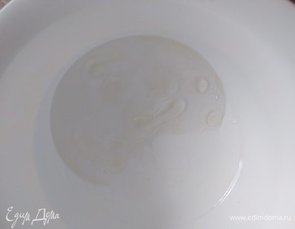 В большой миске смешать 240 мл теплой воды, соль, масло. Влить активные дрожжи, перемешать.