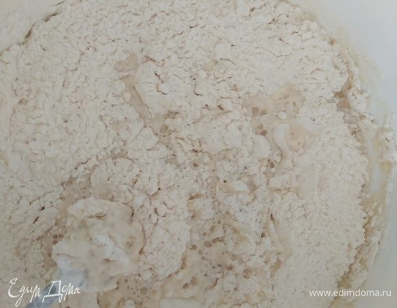 Всыпать просеянную муку, замесить тесто. Муки может понадобиться больше или меньше на 50 грамм. Месить 7–10 минут.