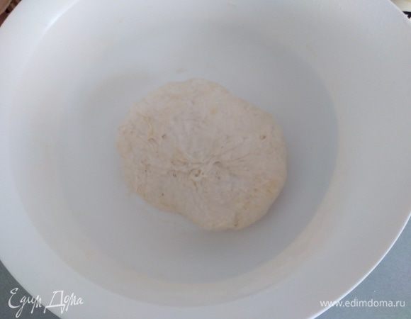 Миску смазать маслом. Оставить на расстойку на 1 час.