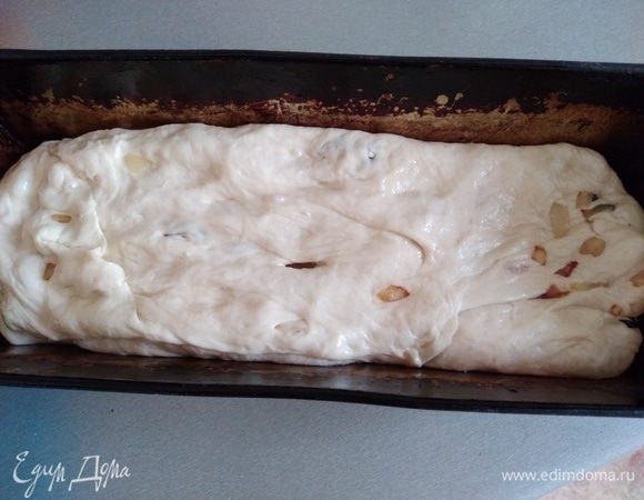 Сформировать батончик, переложить в прямоугольную форму, смазанную маслом. Оставить в теплом месте на 40 минут.