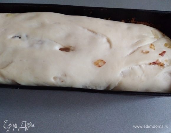 Духовку разогреть до 180°C. Форму поставить на средний уровень духовки на 20 минут. Через 25 минут убавить жар до 160°C и допекать еще 25 минут. Я в последнее время пользуюсь термометром, чтоб проверить, готов ли хлеб.