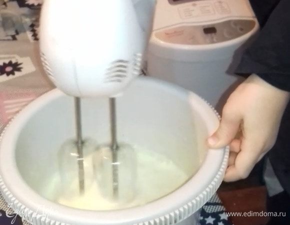 Для начала взбиваем яйца с сахарным песком. Параллельно растапливаем сливочное масло.
