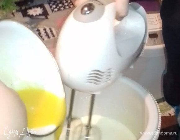 Вливаем растопленное масло в яичную массу, перемешиваем.