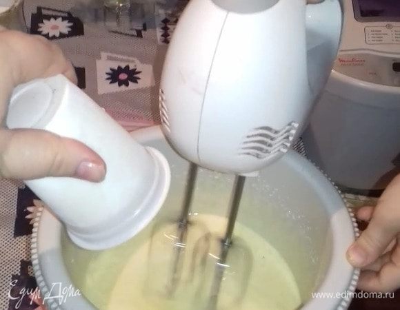 Теперь добавляем сметану и снова размешиваем.