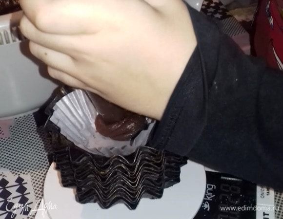 Заполняем формочки тестом (формы могут быть любые, в нашем случае — 12 штук вместительностью 60 г).