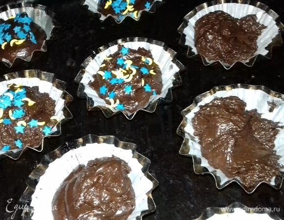 Часть маффинов мы сразу посыпали кондитерской посыпкой. Можно оставить без посыпки и украсить уже готовые кексы. Или потом просто посыпать сахарной пудрой. Выпекать минут 20 при 200°C. Все зависит от вашей печки.