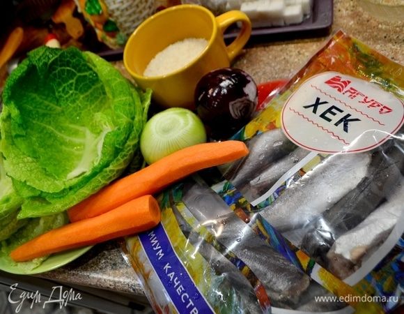 Пока листья бланшируются, подготовить овощи и рис. Овощи помыть и почистить, рис залить кипятком.