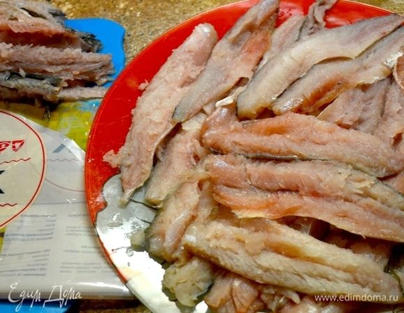 Хек ТМ «Магуро» чистим, получая филе, прокручиваем через мясорубку подготовленные ингредиенты.