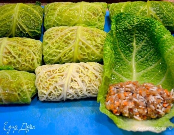 В фарш добавляем специи, рис, соль, яйца. Подготовленную начинку заворачиваем в бланшированные нежные листья капусты.