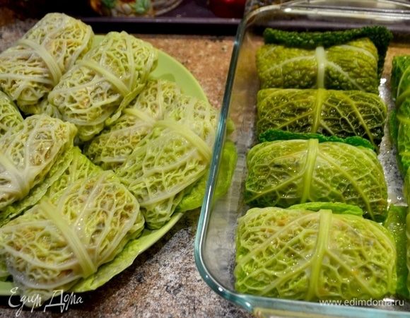 Какие же красивые получаются голубцы, завернутые в листья савойской капусты! Нужное количество голубцов выложить в форму, залить кипятком и отправить в духовку до готовности. Остальные убираем в морозилку.