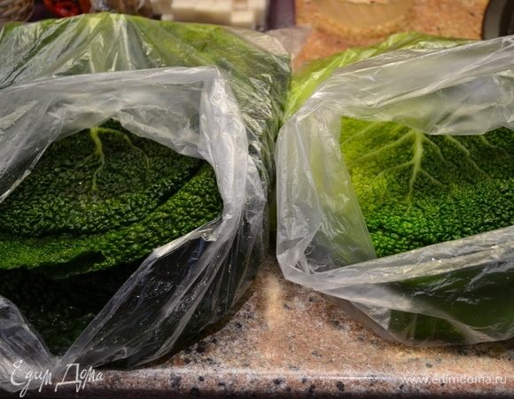 Листья, которые остались, я замораживаю. Очень удобно их использовать в дальнейшем.