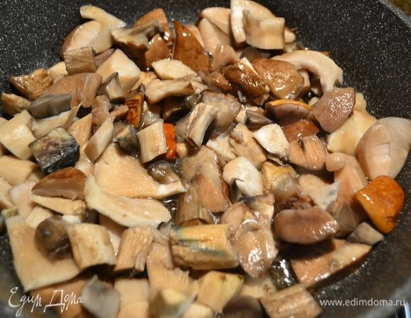 Пока голубцы готовятся в духовке, готовим грибной соус, который очень подходит к рыбе. Грибы у меня белые и подосиновики. Обжариваем до готовности.