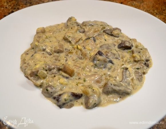 В центр тарелки выложить грибной соус.