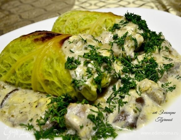 К грибной начинке добавляем готовые голубцы, посыпаем свежей зеленью.