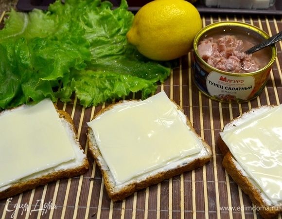 Первый слой хлеба смазать маслом, положить сверху плавленный сыр.