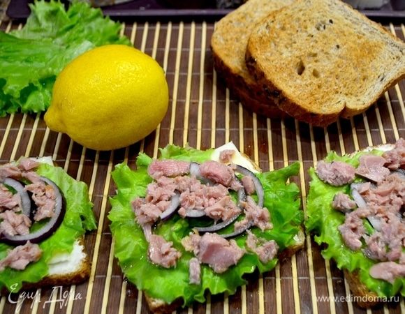 Далее выкладываем лист салата, кусочки консервированного тунца ТМ «Магуро», полукольца красного лука.