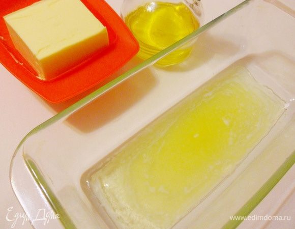 Сначала приготовим горчичные гренки. В небольшую форму для запекания нальем оливковое и растопленное сливочное масло.
