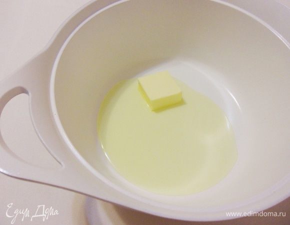 Ставим кастрюлю на средний огонь, наливаем оливковое масло и добавляем сливочное. Оливковое масло хорошо выдерживает высокую температуру, поэтому оно не даст подгореть сливочному. В итоге у нас получится ароматная и вкусная зажарка.