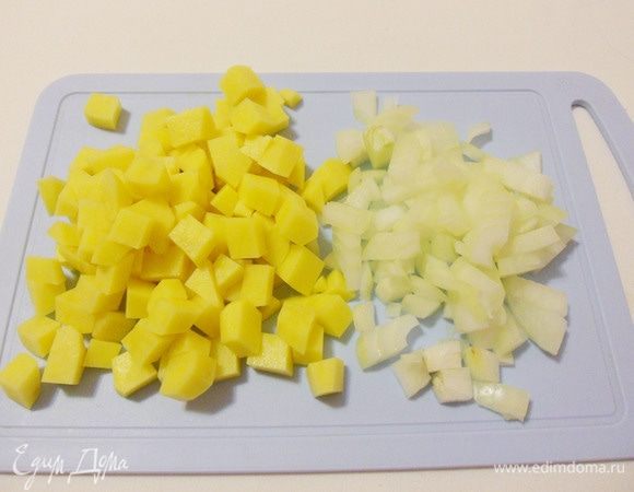 Нарезаем картофель и лук мелкими кусочками. Чеснок режем пластинками.