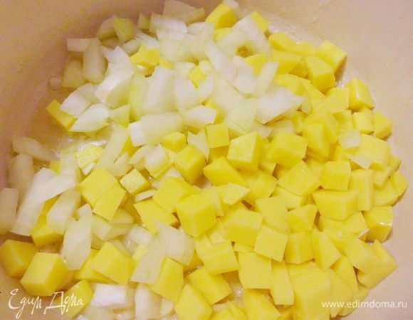 Высыпаем нарезку из картофеля, лука и чеснока в кастрюлю. Обжариваем эту смесь до тех пор, пока лук не станет прозрачным.