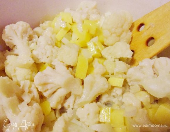 Затем добавляем в кастрюлю замороженную цветную капусту ТМ «Планета витаминов».