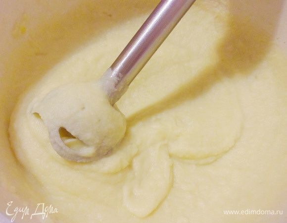 Затем отобрать из кастрюли около двух стаканов отвара. Измельчить блендером овощи в однородную кремовую структуру.