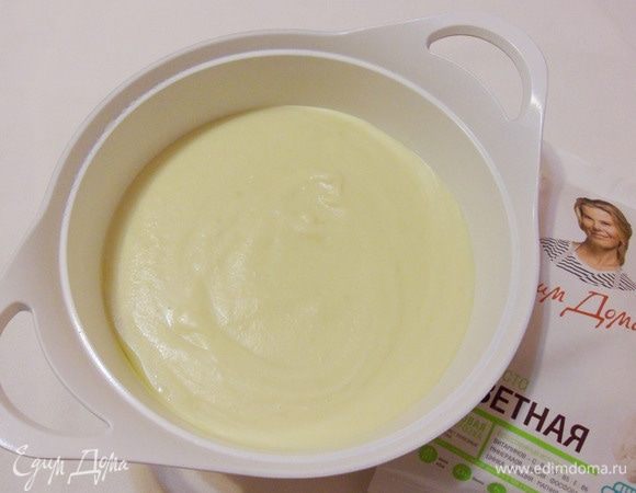 Добавить в кастрюлю натертый твердый сыр, влить сливки, перемешать. Сохраненным отваром отрегулировать густоту супа. Подогреть до желаемой температуры, только не кипятить.