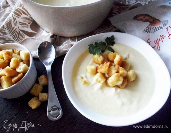 Суп-пюре из цветной капусты с горчичными гренками готов. Приятного аппетита!