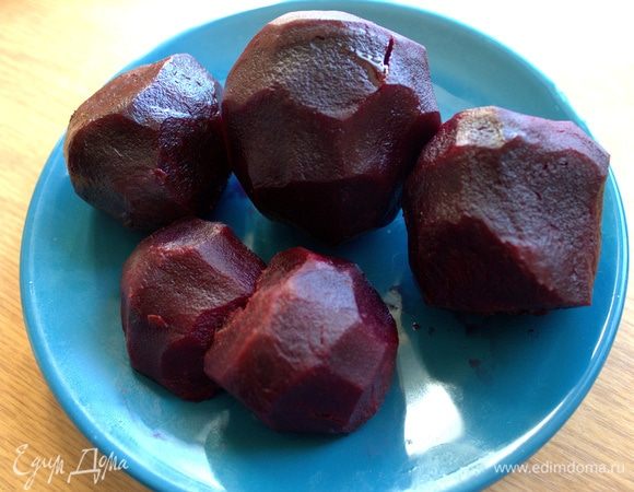 Свеклу отварить, остудить.