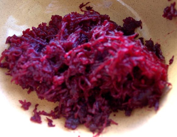 Один средний плод натереть.