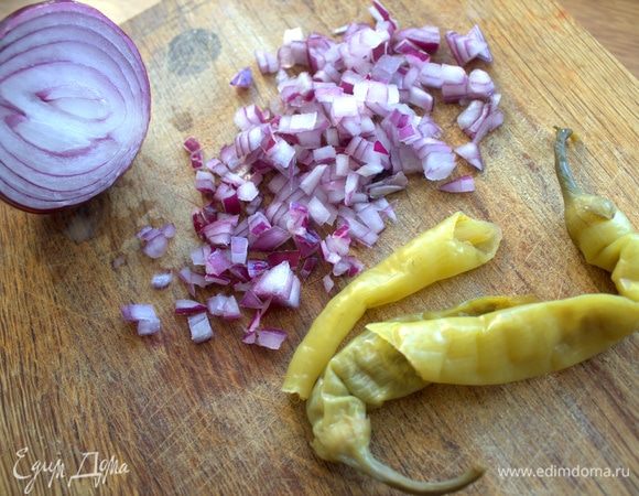 Лук и перчик (или огурец) измельчить.