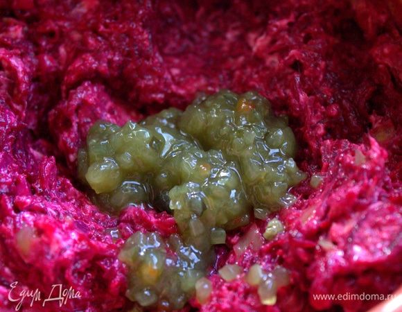 Еще пару ложек огуречного соуса «Огуречный салат». Мои дети его любят и добавляют к любому гарниру. А вообще он для хот-догов. Посолить состав, если требуется.