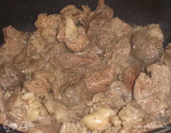 Говядину с жирком промыть, нарезать, выложить в посуду, в которой будете готовить. Поперчить, накрыть крышкой и на сильном огне обжарить 10–15 минут до обильного выделения сока.