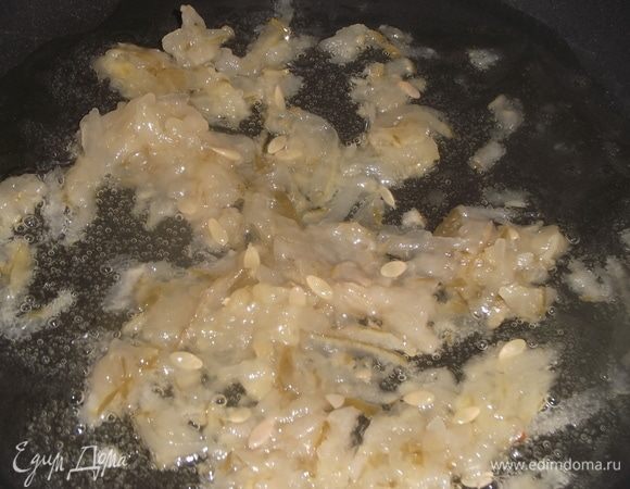 Соленый огурец натереть на терке. Поджарить на растительном масле.