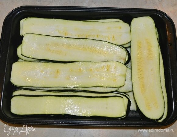 Цукини нарезать максимально тонко, срезать концы. Посолить и оставить на 10–15 минут.