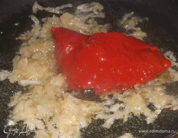 Добавить к огурцам томатную пасту. Обжарить 3–4 минуты, помешивая.