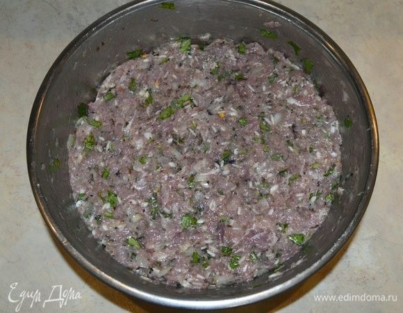 Нарезать лук с зеленью. Чеснок размельчить. Все ингредиенты для фарша соединить, смешав в единую массу.