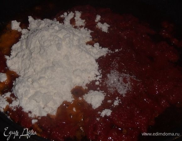 Добавить сахар, муку. Перемешивая, обжаривать пару минут.