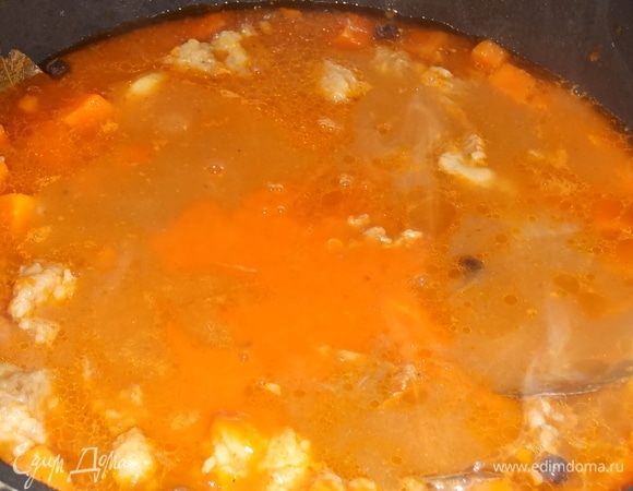 Влить соус к мясу.